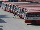 Odstavené autobusy bhem celostátní dvoudenní stávky v indickém Bangalore. (8....