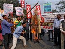 Aktivisté ze sdruení All India United Trade Union Centre zapálili bhem...