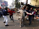 Píznivci Komunistické strany Indie (CPI) pi potyce s policií na nádraí v...