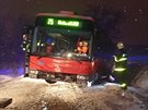 Hasii vytahovali z pkopu u Dhylova pobl Ostravy linkov autobus. (4....