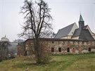 Tři fulnecké památky: nejblíže zchátralý Kapucínský klášter, dále opravený...