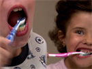 V nov rodin se Petra sna nauit dti istit si zuby.