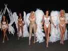 Sestry Kardashianovy si vyrazily ven v kostýmech andílk Victoria´s Secret.