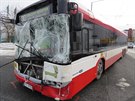Na Borskch polch v Plzni se eln srazil autobus s kamionem.