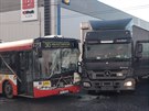 Na Borskch polch v Plzni se srazil kamion s autobusem.