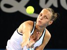 Karolína Plíková podává ve tvrtfinále turnaje v Brisbane.