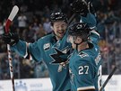 Tomá Hertl (vlevo) a Joonas Donskoi oslavují gól San Jose Sharks.