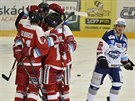 Hokejisté Olomouce se radují z gólu, Martin Erat k Komety polyká zklamání.
