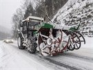 Na silnicích v Královéhradeckém kraji leí ujetý i rozbedlý sníh. Ve vyích...