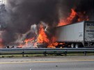 Po hromadné nehod na dálnici na Florid vzplála rozlitá nafta, zemelo sedm...