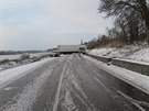 Nehoda kamionu zavela na nkolik hodin hlavn tah mezi Luhaovicemi a Uherskm...