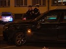 Auto v prask Blehradsk ulici srazilo dv eny