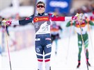 Norský bec na lyích Johannes Hösflot Klaebo projídí vítzn cílem sprintu...