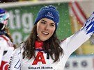 Slovenská lyžařka Petra Vlhová se raduje z triumfu ve slalomu ve Flachau.