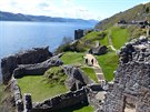 Urquhart Castle, nabízející skvělý výhled na Loch Ness, je bohužel i na...