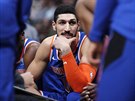 Enes Kanter z New Yorku naslouchá bhem time outu.