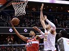 Otto Porter Jr. (22) z Washingtonu útoí kolem Alexe Lena (25) z Atlanty.