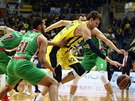 Jan Veselý (ve lutém) z Fenerbahce Istanbul prochází mezi Vincentem Poirierem,...