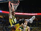 Nicolo Melli (vlevo) z Fenerbahce Istanbul zasmeoval proti Baskonii, sleduje...