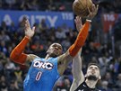 Russell Westbrook (0) z Oklahoma City zakonuje na ko Washingtonu kolem Tomáe...