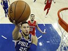 Ben Simmons (25) z Philadelphie jde s míem o washingtonského koe. Sledují to...