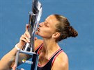 TA PUSA JE MÁ. Karolína Plíková líbá trofej pro vítzku turnaje v Brisbane.