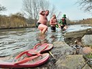A�koliv teplota vody v Dyji ukazovala pouh� dva stupn� Celsia, ��astn�ci akce...