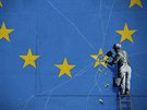 Dílo slavného umlce Banksyho v Doveru na jihu Anglie inspirované brexitem. (7....