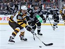 Bostonský David Pastrák proniká obranou Chicaga bhem utkání NHL Winter...