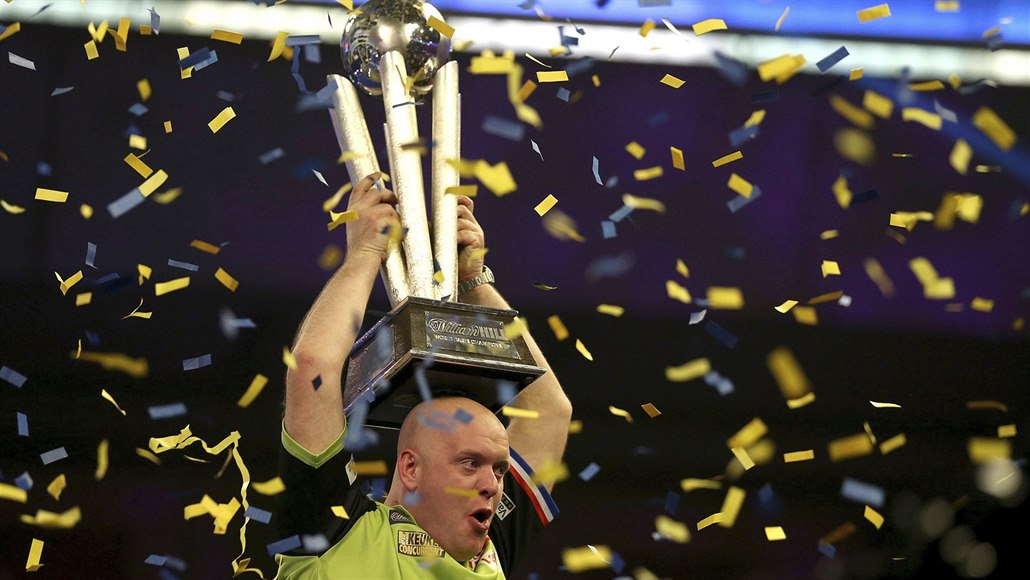 Michael Van Gerwen �ádí s trofejí pro mistra sv�ta v �ipkách.