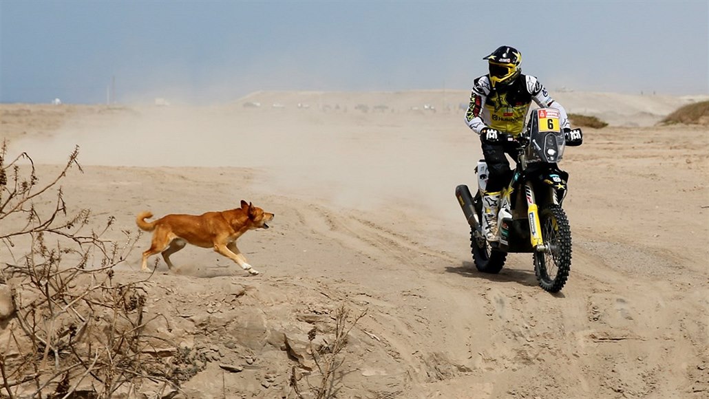 Rally Dakar každoročně přináší pestré okamžiky pro všechny účastníky.