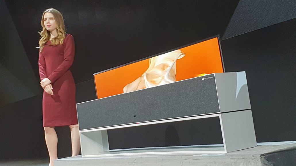 Televizor jako roleta: nové LG se po vypnutí sroluje do podstavce