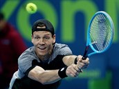 Tom Berdych v duelu s Fernandem Verdascem na turnaji v Dauh.