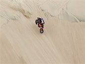 Matthias Walkner se potk s psenmi nstrahami v prvn etap Rallye Dakar.