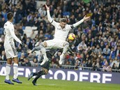 Sergio Ramos z Realu Madrid (ve vskoku) se sna v akrobatick pozici...