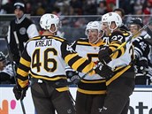 David Krej (46), Brad Marchand (63) a Patrice Bergeron (37) oslavuj...