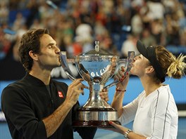 vcarsk dvojice Roger Federer a Belinda Bencicov se raduje z vtzstv v...