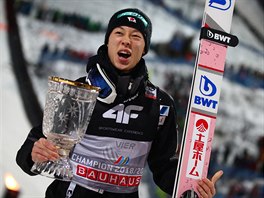 Japonsk skokan na lych Rjoju Kobajai pzuje s trofej pro vtze Turn ty...