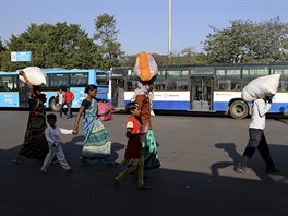 Indická rodina prochází bhem celostátní dvoudenní stávky autobusovým nádraím...