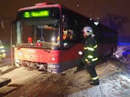 Hasii vytahovali z pkopu u Dhylova pobl Ostravy linkov autobus. (4....