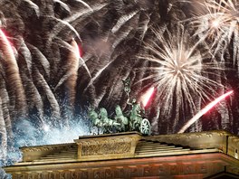 Novoní oslavy v Berlín ozáily oblohu nad Brandeburskou bránou. (1. ledna...
