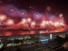 Ohostroje rozzáily oblohu nad slavnou brazilskou pláí Copacabana v Riu de...