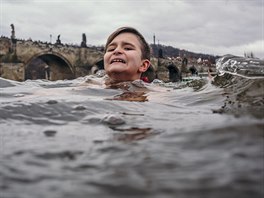 Tém pt desítek otuilc v nedli krátce po poledni okusilo vodu ve Vltav...