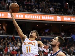 Trae Young (11) z Atlanty zakonuje na ko Washingtonu, tentokrt ho Tom...