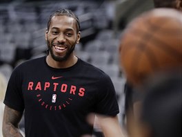 Kawhi Leonard se vrtil do San Antonia jako hr Toronta.