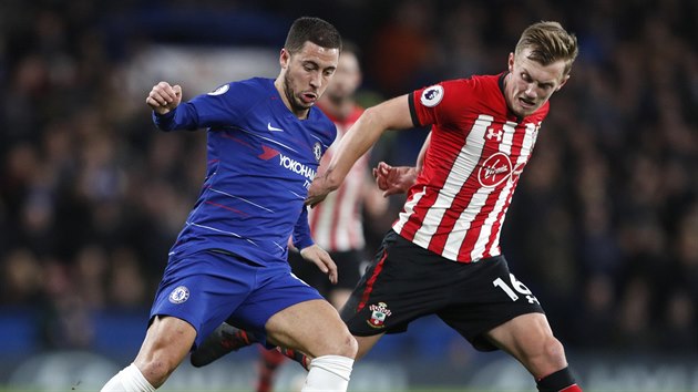 Eden Hazard z Chelsea a James Ward-Prowse ze Southamptonu bojuj o m.