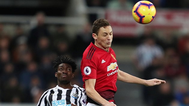 Nemanja Mati (vpravo) z Manchesteru United a Christian Atsu z Newcastlu v hlavikovm souboji.