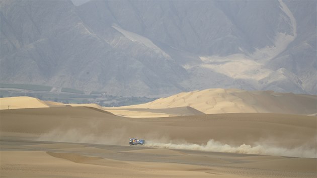 Eduard Nikolaev v prvn etap Rallye Dakar.