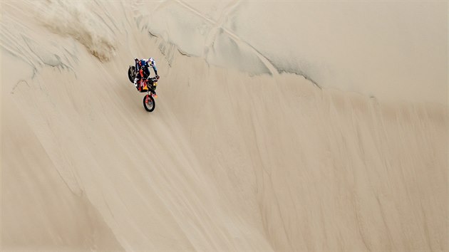 Matthias Walkner se potk s psenmi nstrahami v prvn etap Rallye Dakar.