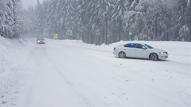 Silnice vedoucí do Božího Daru pokryl sníh, dopravu ztěžuje i silný vítr. Policisté zavřeli cestu do města od Abertamské zatáčky. (9. 1. 2019)